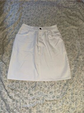 White Skirt with Front Seam and Pockets